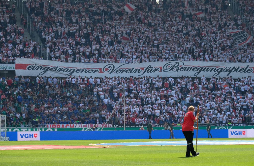 VfB-Fans machen schon vor der Partie Stimmung.