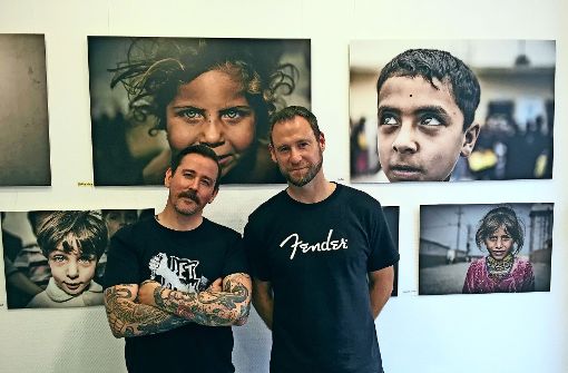 Fotografien im Tattoostudio: Studiomanager Horst Krick (links) und Fotograf Johannes Müller sind für die ungewöhnliche Verbindung verantwortlich. Foto: Ina Schäfer