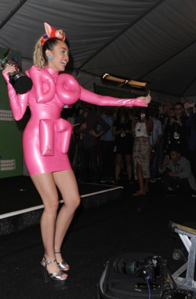 Dabei trägt Miley Cirus diverse ausgefallene Kostüme.