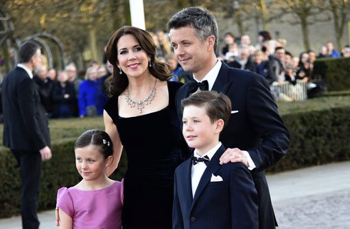 Kornprinz Frederik, seine Frau Mary und die beiden ältesten Kinder Christian und Isabella auf dem Weg zur Geburtstagsgala für Königin Margrethe von Dänemark. Foto: dpa