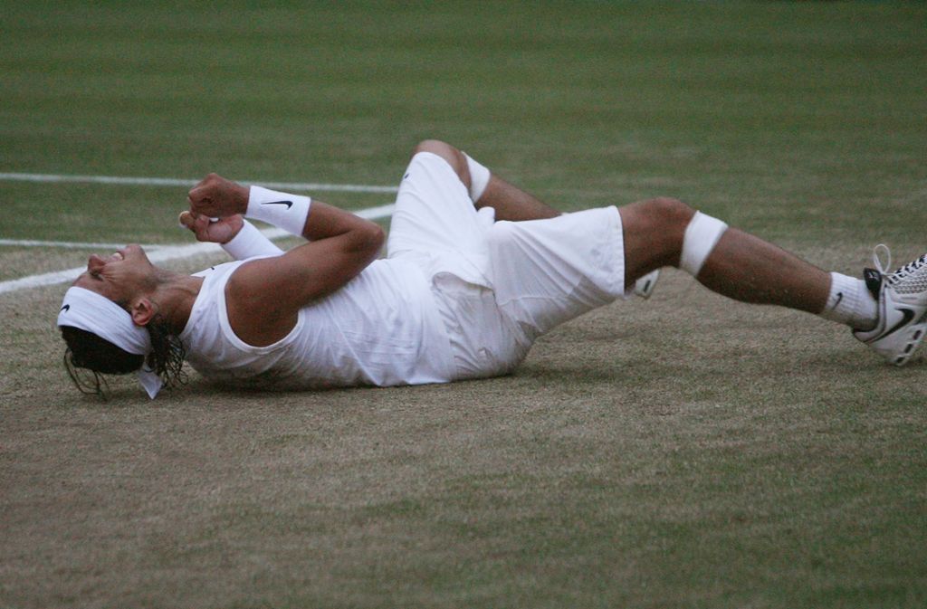 Wimbledon 2008 (Finale): Die Mutter aller Tennisduelle ereignete sich 2008 in Wimbledon. Nadal gewinnt die ersten beiden Sätze mit 6:4 und 6:4. Dann kommt Federer wie durch ein Wunder zurück, gewinnt den dritten Satz, den vierten im Tiebreak – aber der entscheidende fünfte Satz geht dann wieder an Nadal, und zwar mit 9:7. Zweimal wurde die Partie durch Regen unterbrochen, der Sieger steht erst bei Einbruch der Dunkelheit fest. Die Partie geht als eine der besten in die Historie des Tennissports ein. Das war kein normales Spiel – sondern der Kampf zweier Gladiatoren der Neuzeit.