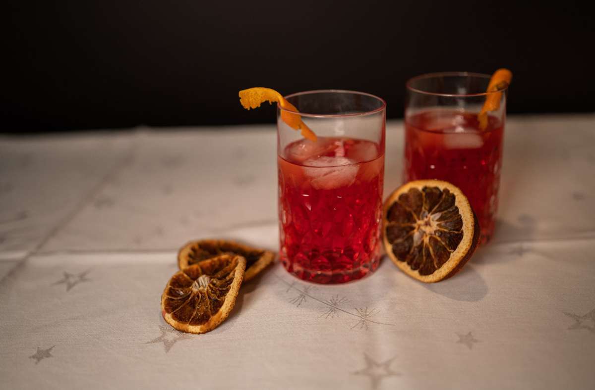 Drei Zentiliter Laori Juniper No 1 und ein Fläschen Sanbittèr auf Eiswürfel gießen und mit einer Orangenzeste dekorieren – fertig ist der weihnachtlich rote Lagroni.