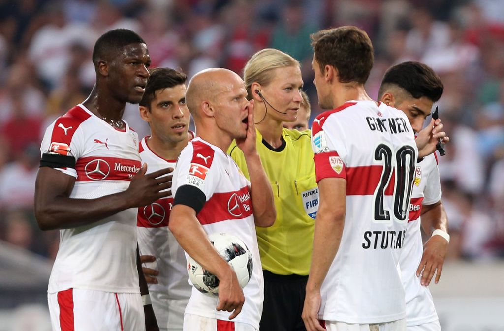 Auch die Diskussionen mit Schiedsrichterin Bibiana Steinhaus brachten den VfB an diesem denkwürdigen Freitagabend nicht voran.