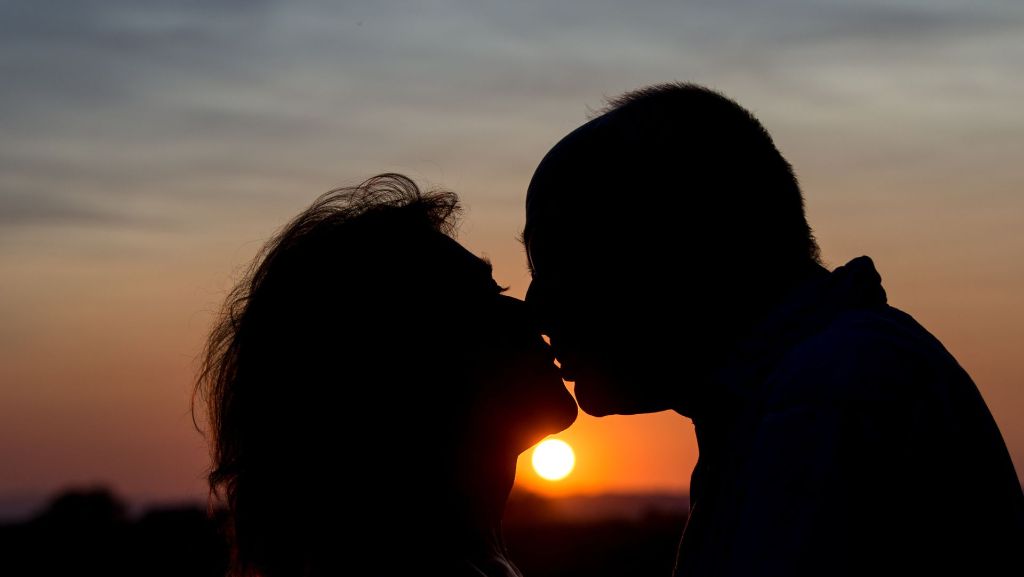  Kann man auf Dating-Portalen die Liebe für das Leben finden? Durch eine Studie haben zwei Wissenschaftler herausgefunden, wie sich Online-Dating auf Beziehungen auswirkt. 