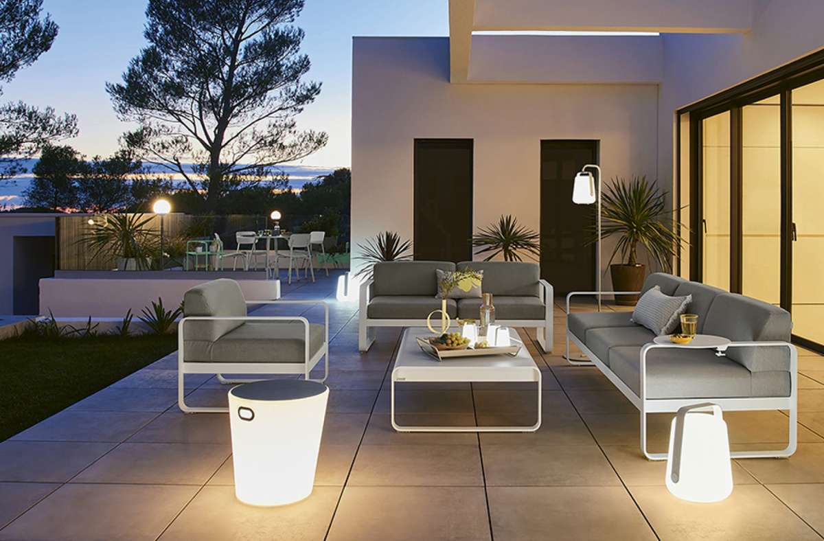 Portable Leuchten wie „Balad“ von Fermob sind perfekt, um Garten und Terrasse in ein stimmungsvolles Licht zu tauchen.