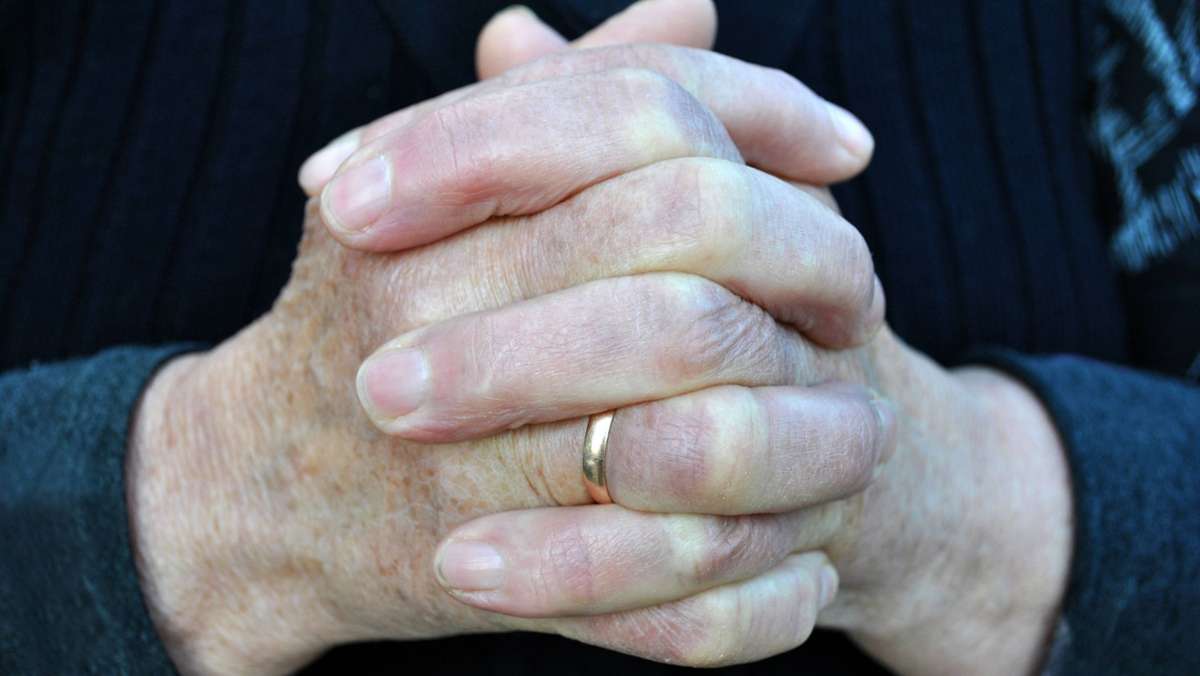 Coburg in Bayern: Mann bleibt mit Ehering an Zaun hängen – und verliert Finger