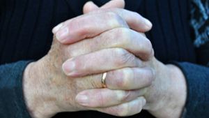 Mann bleibt mit Ehering an Zaun hängen – und verliert Finger
