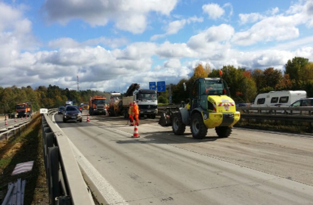 Nach dem Unfall mit einem Diesel-Lastwagen muss am Freitag auf der A8 nahe des Kreuzes Stuttgart der Asphalt erneuert werden. Foto: FRIEBE PR