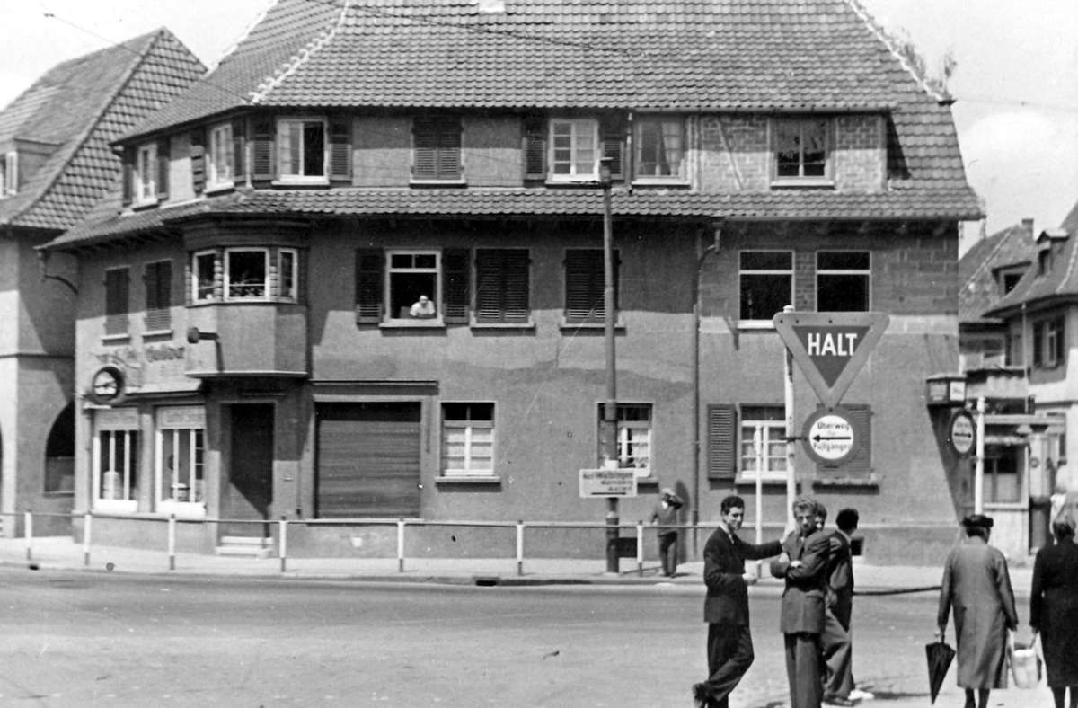 Eine historische Aufnahme von einer Serie der Fellbacher Zeitung, unter dem Titel „Was historische Bilder erzählen“. Das Eckhaus Stuttgarter Straße/Stuttgarter Platz um 1950, das dann später zu Foto-Sixt wurde.