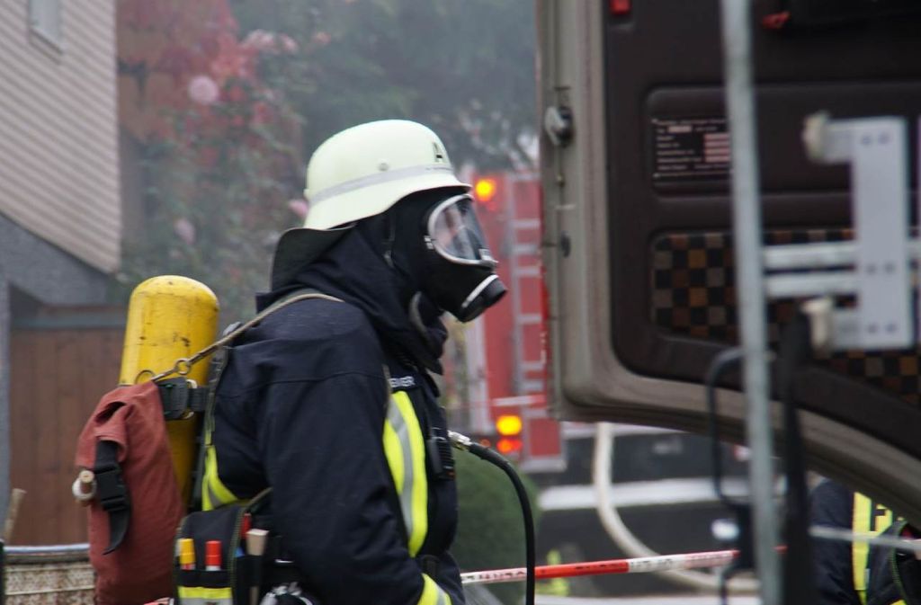 Die Feuerwehrleute setzte auch Atemschutzgeräte ein.