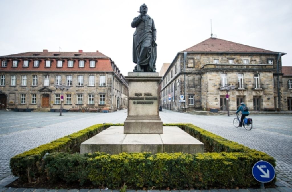 Das Jean-Paul-Denkmal auf dem  nach dem Dichter benannten Platz in Bayreuth. Foto: dpa