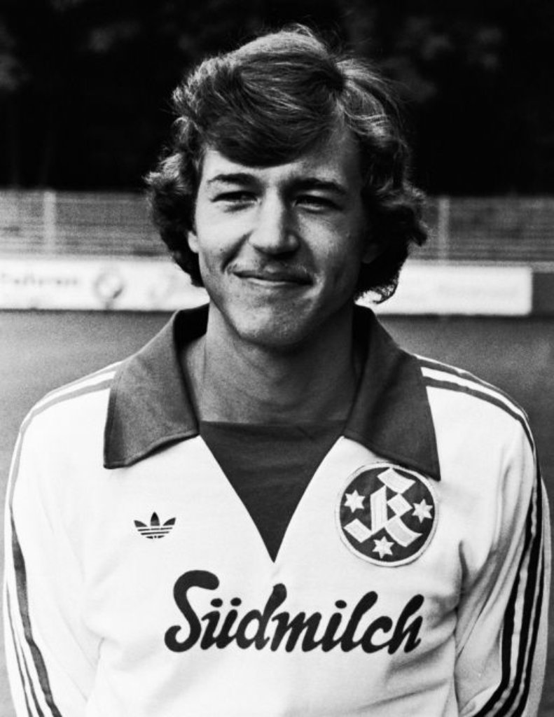 ... debütierte Allgöwer für die Stuttgarter Kickers (1977-1980) in Liga zwei und ...