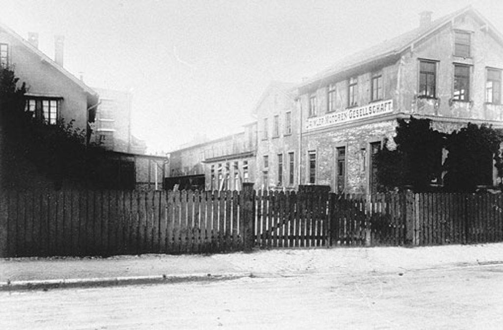 Station 5 - Fabrik auf dem Seelberg in Bad Cannstatt: 1887 ziehen Gottlieb Daimler, Wilhelm Maybach und 23 handverlesene Arbeiter mit ihrer Werkstatt in die Fabrikräume der ehemaligen Vernickelungsanstalt auf dem Seelberg.