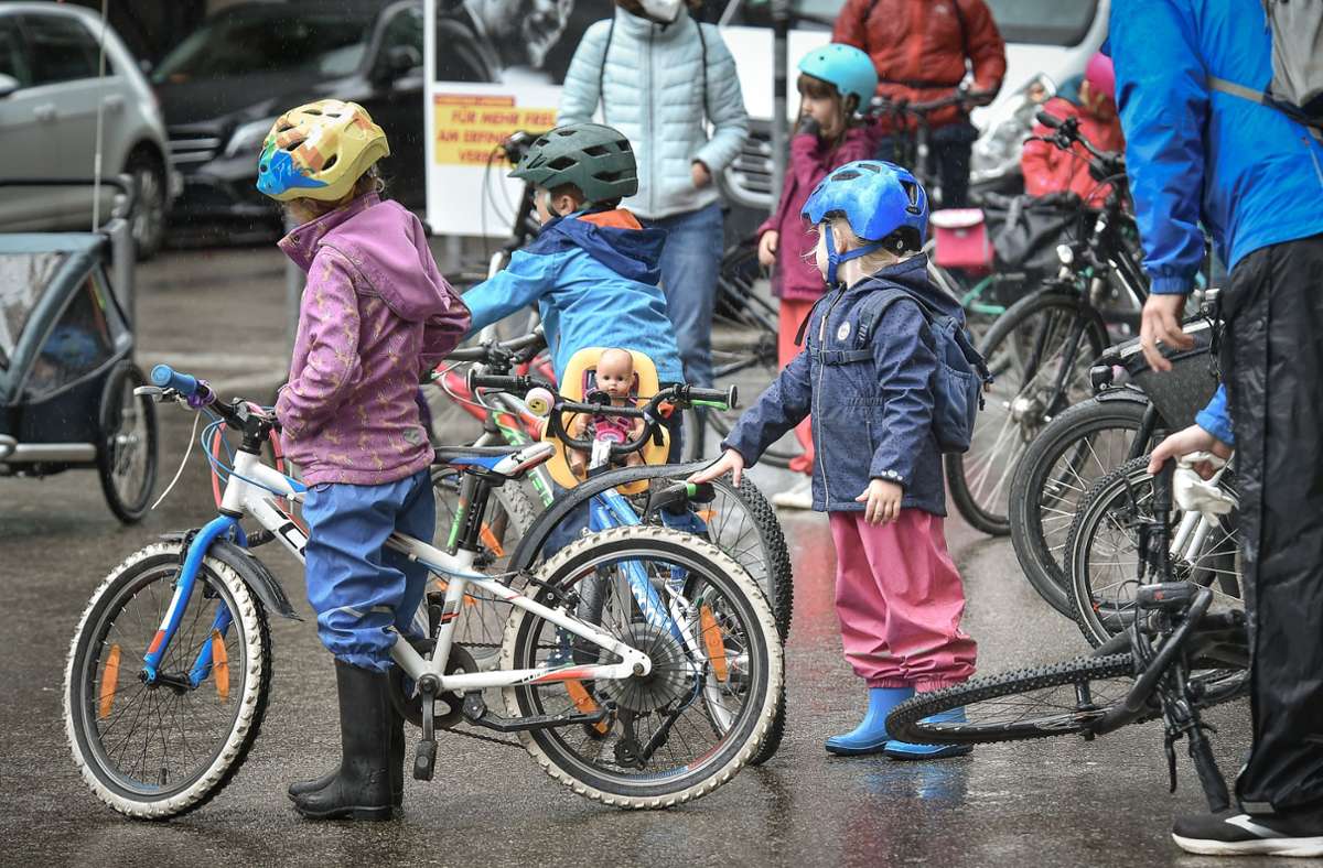 Mit Helm und Regenkleidung geht es aufs Fahrrad.