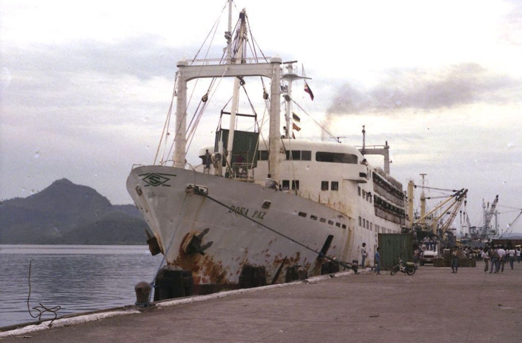 4386 Tote: Die philippinische Fähre Doña Paz kollidiert am 20. Dezember 1987 in der Nähe der Insel Mindoro mit dem Tanker Vector. Die Schiffe explodieren und brennen aus. Nur 24 Menschen der Doña Paz und zwei Besatzungsmitglieder der Vector überleben die Havarie. Die amtliche Untersuchung zählt später 4386 Tote: 4317 Passagiere, 58 Besatzungsmitglieder der Doña Paz und elf Besatzungsmitglieder der Vector. Es handelt sich um das schwerste Schiffsunglück in Friedenszeiten.