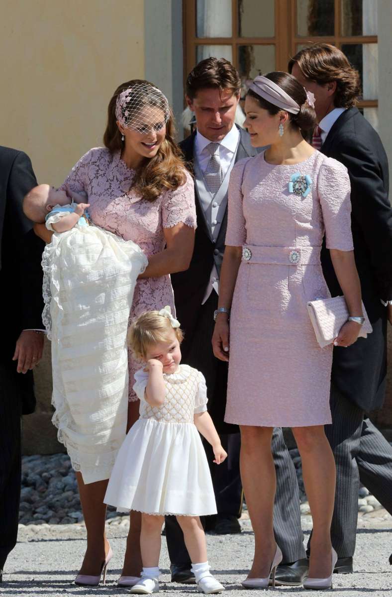 Das Taufkleid, das die kleine Leonore 2014 trug, ist ohnehin ein Familienerbstück – aber auch Prinzessin Estelle trägt ein Kleid, das einst Prinzessin Victoria gehörte.