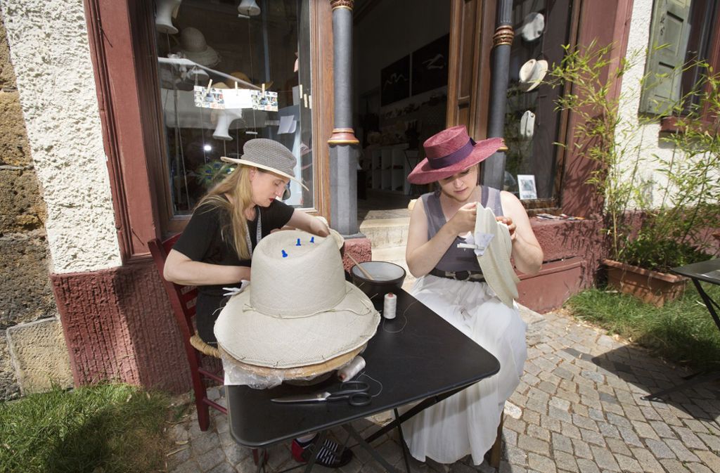 Wenn es heiß ist, dann nähen Birgit Sophie Metzger und Franziska Lambart wird auf dem Kopfsteinpflaster der Esslinger Altstadt.