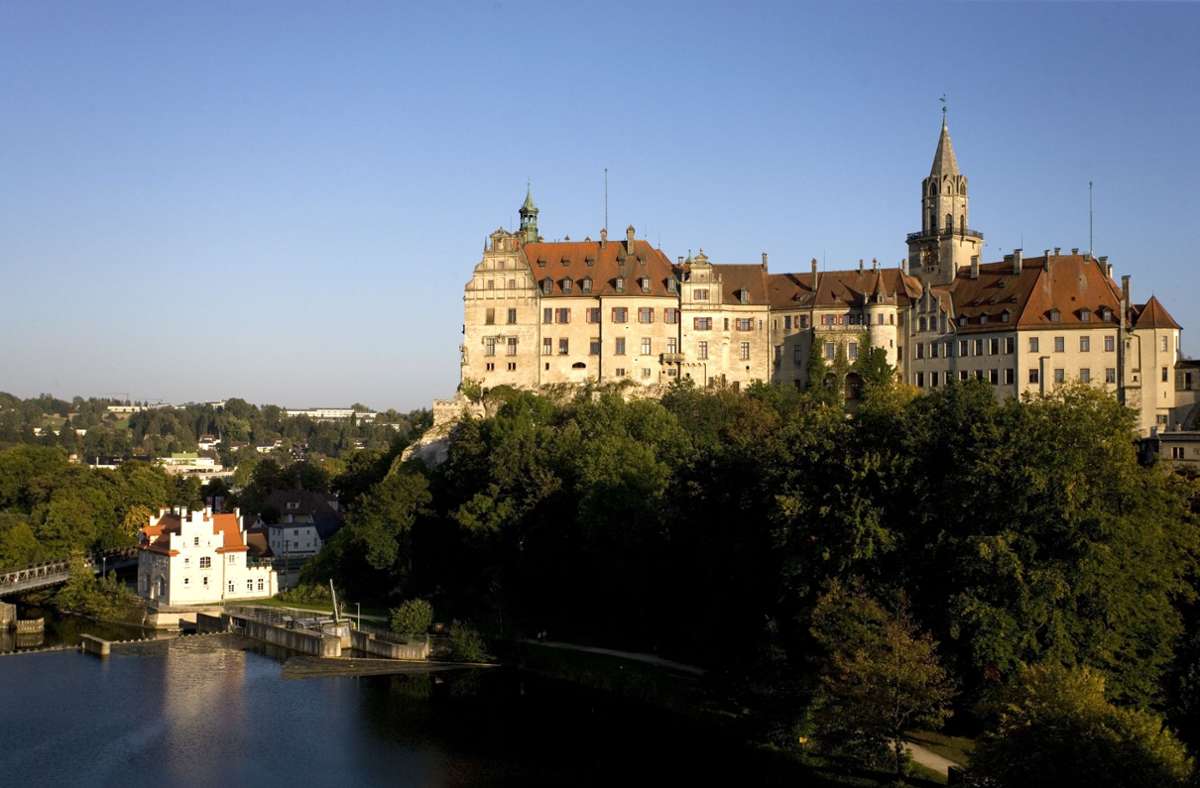 Das Schloss Sigmaringen, das auf einem Felsen 35 Meter über der Donau thront, ist auch eine Hinterlassenschaft der Hohenzollern.