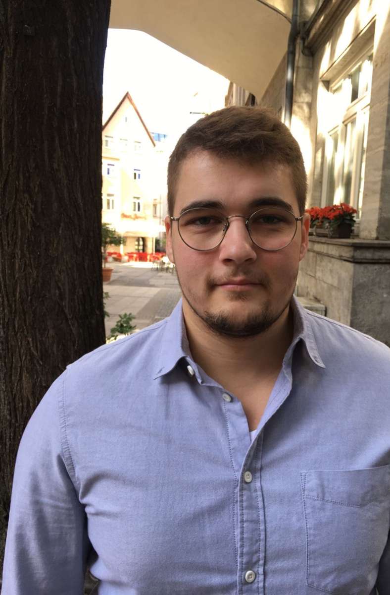 Constantin Mitschelen (26) aus Stuttgart. Er ist erst sowohl JuLi- als auch FDP-Mitglied, beides noch nicht lang. Er studiert Politikwissenschaften und hat zuvor Verwaltung studiert – an seiner Partei schätzt er den Fokus auf Bildung.