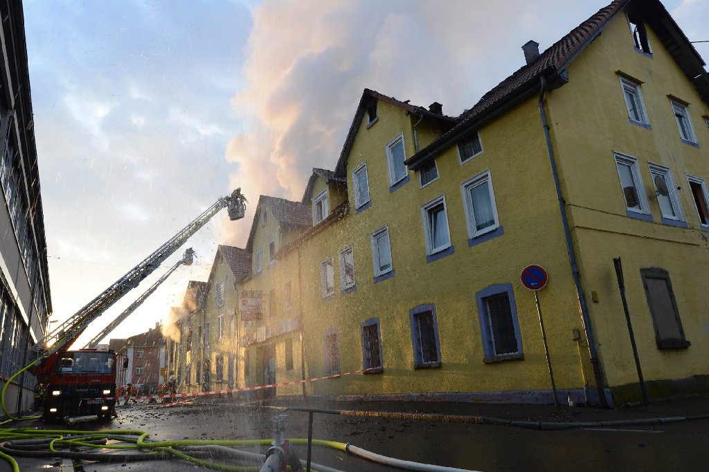 Die Suche nach der Ursache der Brandkatastrophe in Backnang mit acht Toten gestaltet sich schwierig.
