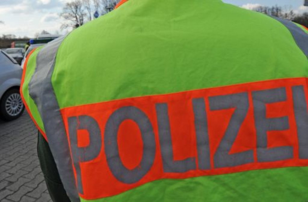 Ein betrunkener 77-Jähriger widersetzt sich in Schorndorf im Rems-Murr-Kreis einer Polizeikontrolle und beißt einem der Beamten in die Hand. Foto: dpa / Symbolbild