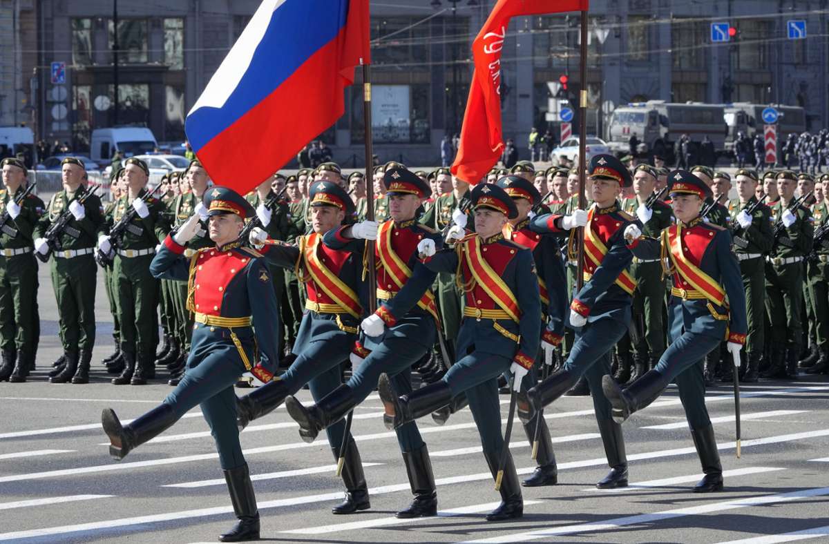 St. Petersburg: Soldaten der Ehrengarde marschieren während einer Probe für die Militärparade zum Tag des Sieges.