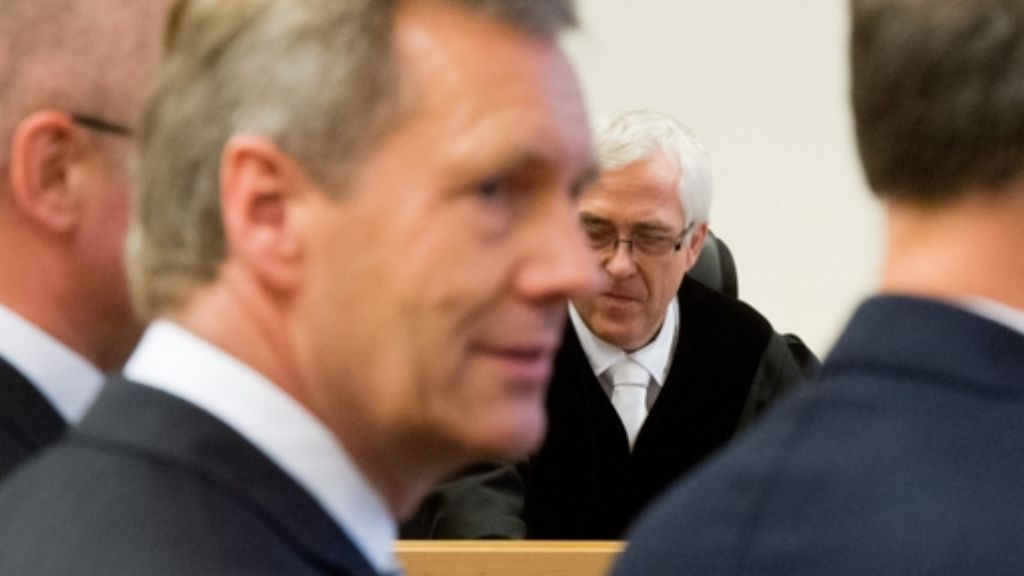  Überraschung in Hannover: Der Prozess gegen Ex-Bundespräsident Wulff könnte bereits im Januar eingestellt werden. Das Gericht regt eine Abkürzung des Verfahrens an. Die Staatsanwaltschaft protestiert. Die Verteidiger freuts. Für sie kommt nur ein Freispruch in Betracht. 