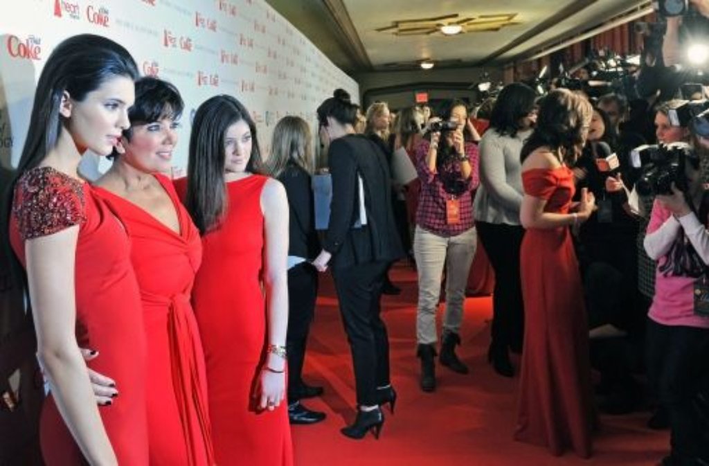 Für den guten Zweck durften auch die Promis ran: Reality-TV-Sternchen und Kim-Kardashian-Mutter Kris Jenner mit ihren Töchtern Kendall (links) und Kylie.