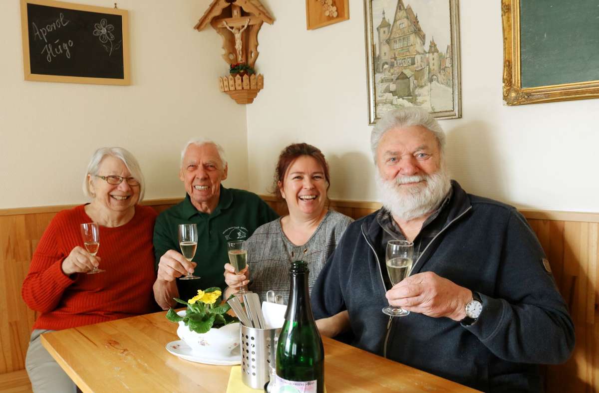 Ein Prosit mit Oesterle-Sekt: Helene und Wolfgang Benzendörfer, Petra Oberneder und Martin Oesterle arbeiten und feiern gerne gemeinsam (von links). Foto: Eva Herschmann