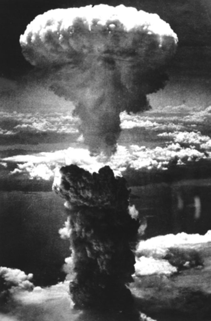 Bei der Explosion der Atombombe “Fat Man“ (Dicker Mann) steigt eine 18.000 Meter hohe pilzförmige Rauchwolke über der Stadt Nagasaki auf.