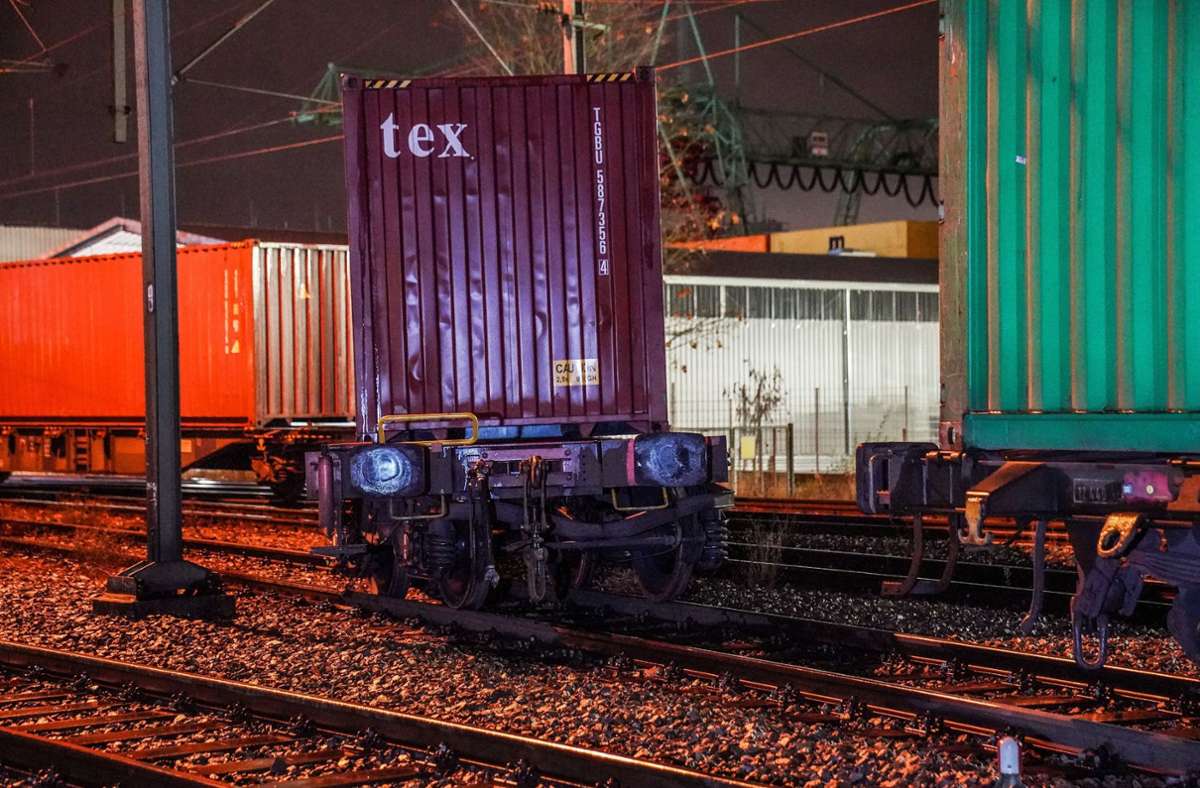 Am Dienstagabend entgleiste der Güterzug am Stuttgarter Hafen. Foto: SDMG/Kohls