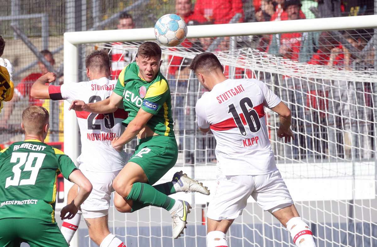 Umkämpftes Regionalligaduell: Dominik Nothnagel (VfB II), Offenbachs Vincent Moreno und Patrick Kapp (v. li.) schenken sich auch in der Luft nichts