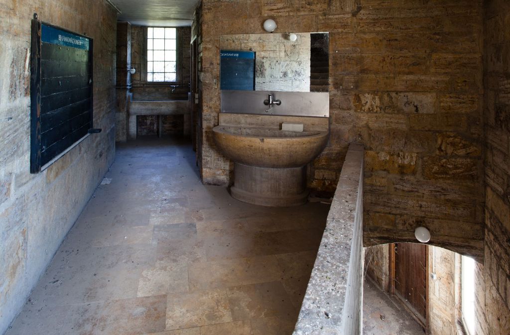 Selbst Waschbecken oder Treppen wurden aus dem Material gebaut, das im Steinbruch nebenan abgebaut wurde.