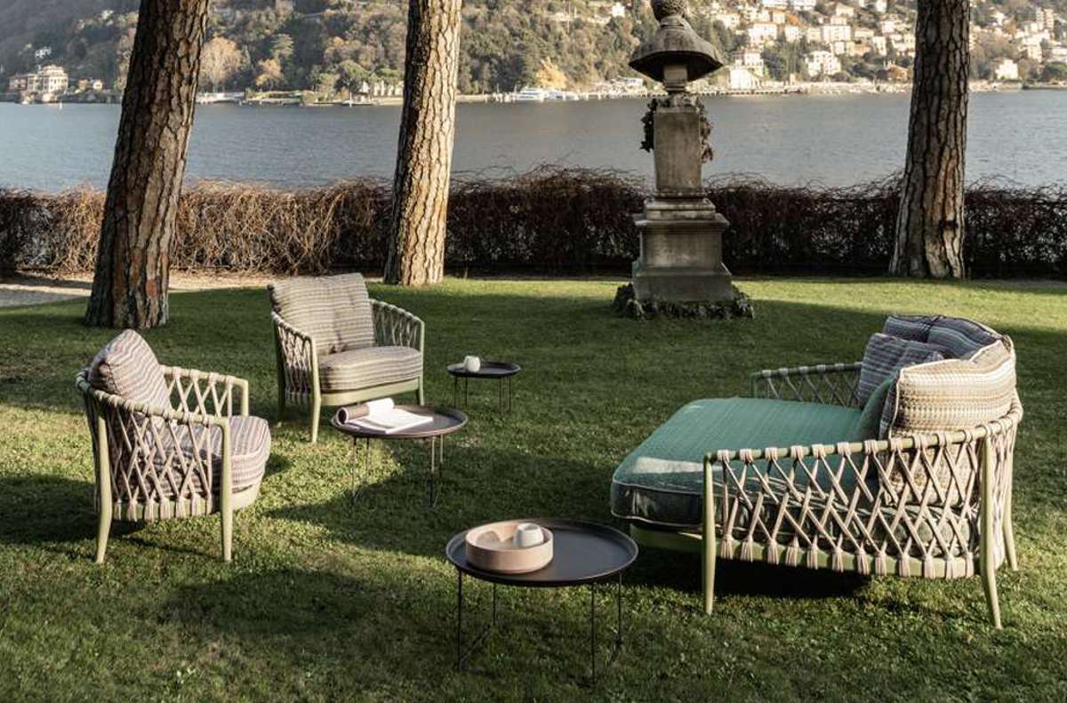Herrlich relaxen lässt es sich auch den Sesseln und Sofas der Kollektion „Erica“, die der italienische Designer Antonio Citterio für B&B Italia entwarf. Das Gestell besteht aus Aluminium, das Flechtwerk aus Kunstfaser. Beides verleiht den Outdoor-Möbeln genau jene angenehme Leichtigkeit, die wir im Sommer so sehr lieben.