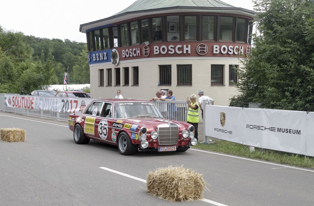 Auch wenn sie nicht als Sponsor auftreten: Bosch und Mercedes-Benz sind prominent am Starthaus vertreten.