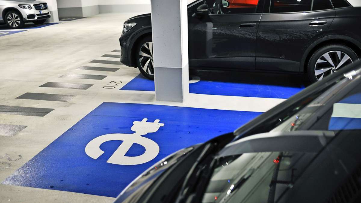  In der Landeshauptstadt sind Ladepunkte für E-Autos vor allem in öffentlichen Garagen noch selten. In drei Garagen in der City wird nun kräftig aufgerüstet. 