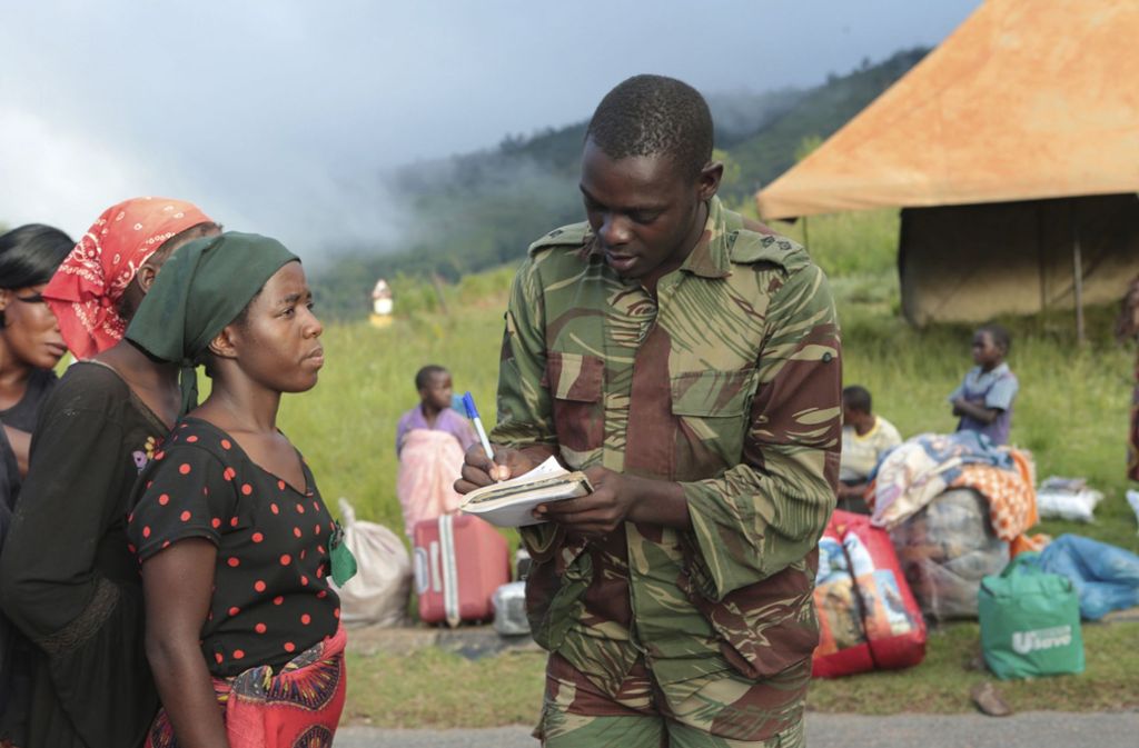 Ein Soldat registriert Anwohner für die Nahrungsmittelversorgung.