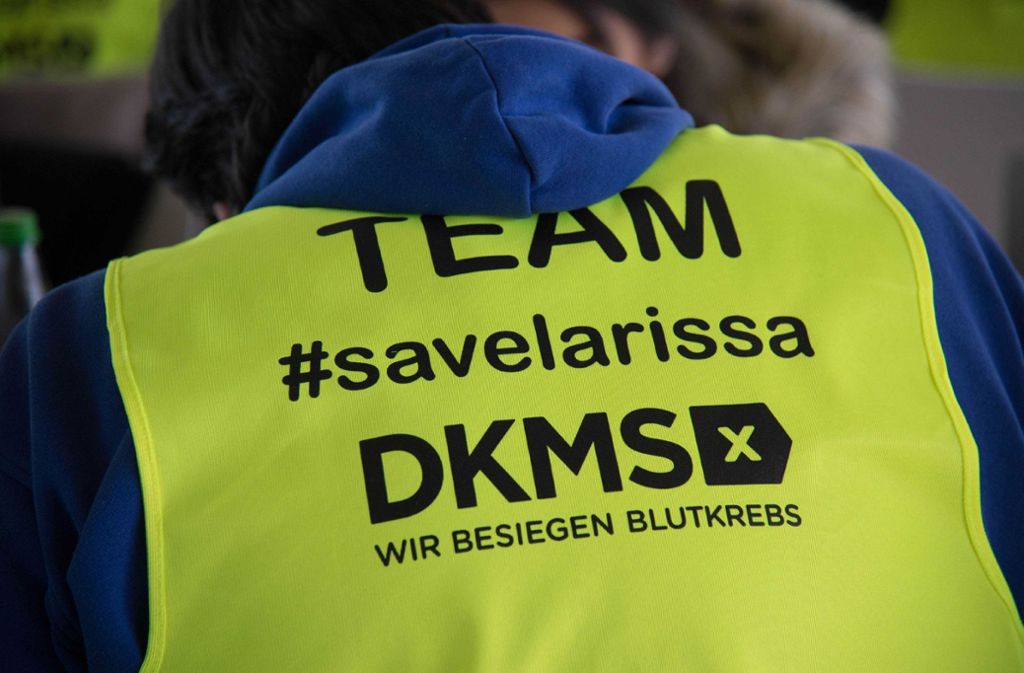 Bei der Typisierung für Larissa im Gazi-Stadion in Stuttgart-Degerlch schauen hunderte Menschen vorbei, die helfen wollen.