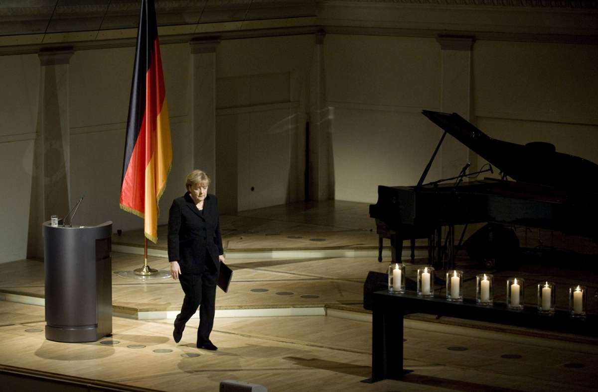 Februar 2012: Im Berliner Konzerthaus wird der Opfer rechtsextremistischer Morde gedacht. In ihrer Rede nennt Angela Merkel die Namen der zehn Menschen, die durch die Terrorgruppe NSU kaltblütig ermordet wurden. „Die Hintergründe der Taten lagen im Dunkeln – viel zu lange“, sagt Angela Merkel – und bittet die Angehörigen der Opfer um Verzeihung für falsche Verdächtigungen. „Wir tun alles, um die Morde aufzuklären“, verspricht die Bundeskanzlerin. Und sie beteuert, man werde alles dafür tun, „damit sich so etwas nie wiederholen kann“.