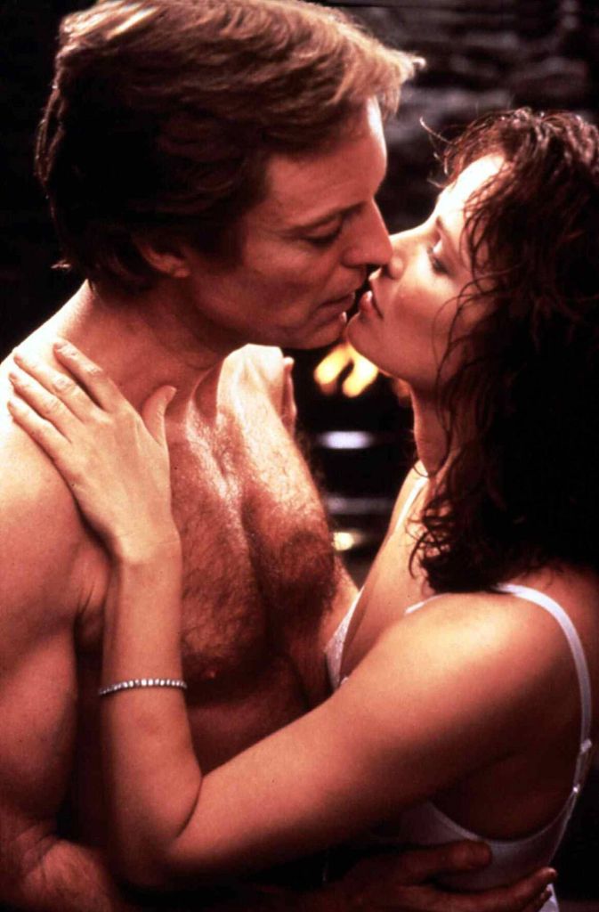 Kuss-Trilogie, das Original: Jaclyn Smith als Marie St. Jacques und Richard Chamberlain als Jason Bourne in „Agent ohne Namen“ (1988), einem TV-Zweiteiler nach dem ersten Ludlum-Buch