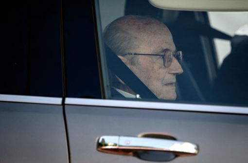 Joseph Blatter auf dem Weg zum Prozess Foto: AFP/FABRICE COFFRINI
