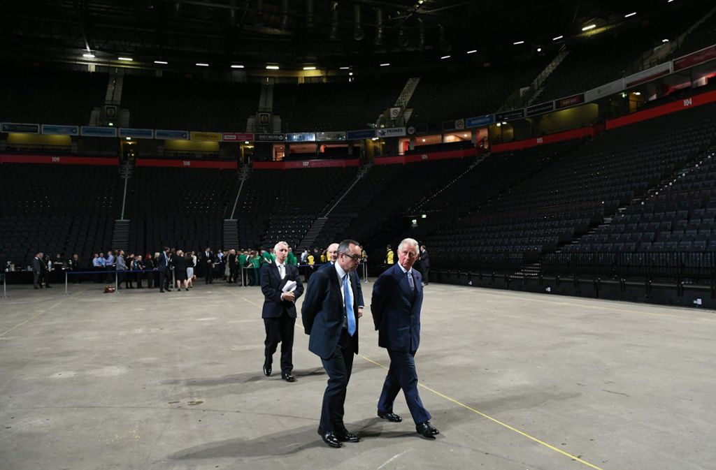 Prinz Charles und Herzogin Camilla werden durch die Manchester Arena geführt.