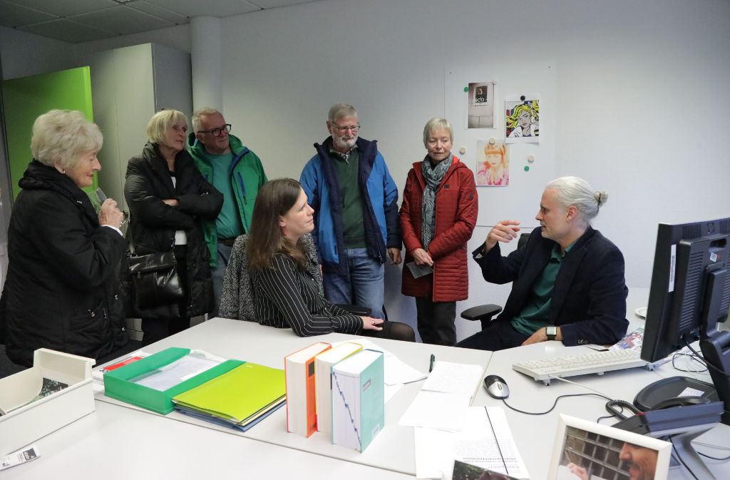 FZ-Mitarbeiter Simone Käser und Sascha Sauer erklären den Besuchern die Produktion der Fellbacher Zeitung.