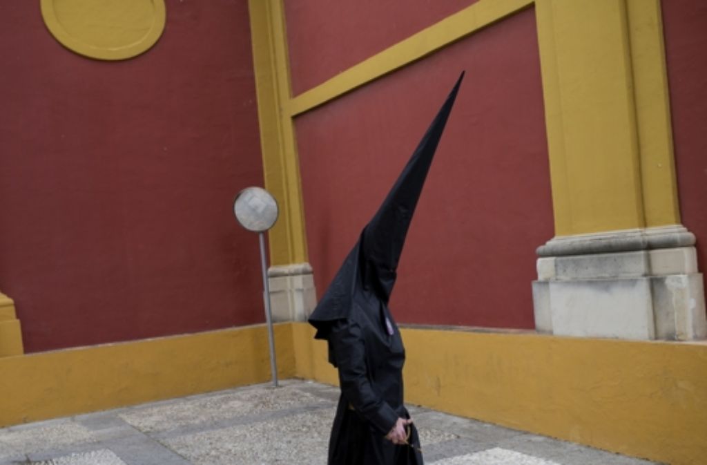 Diese „Capirotes“ genannten Masken erfüllen bei den Prozessionen in der Semana Santa allerdings eine andere Funktion: sSe sollten die Anonymität der „Nazarenos“ wahren.