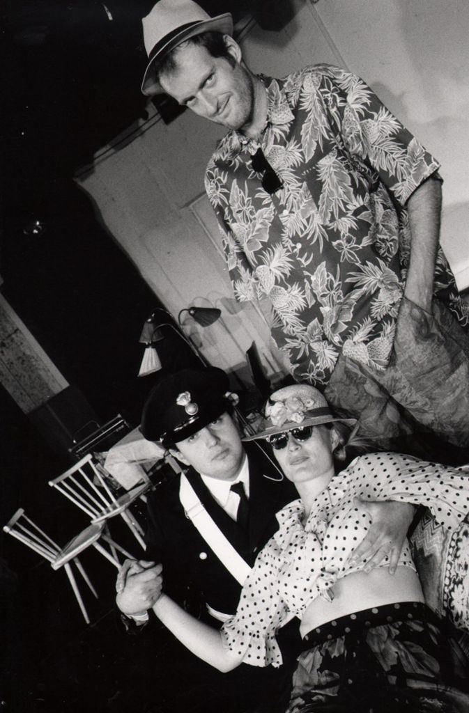Ken Campbells Stück „Mr. Pilks Irrenhaus“ mit einem heute prominenten Autor: Robert Seethaler, der 1996 auf der Bühne des Theaters der Altstadt beweist, dass er auch ein guter Schauspieler ist.