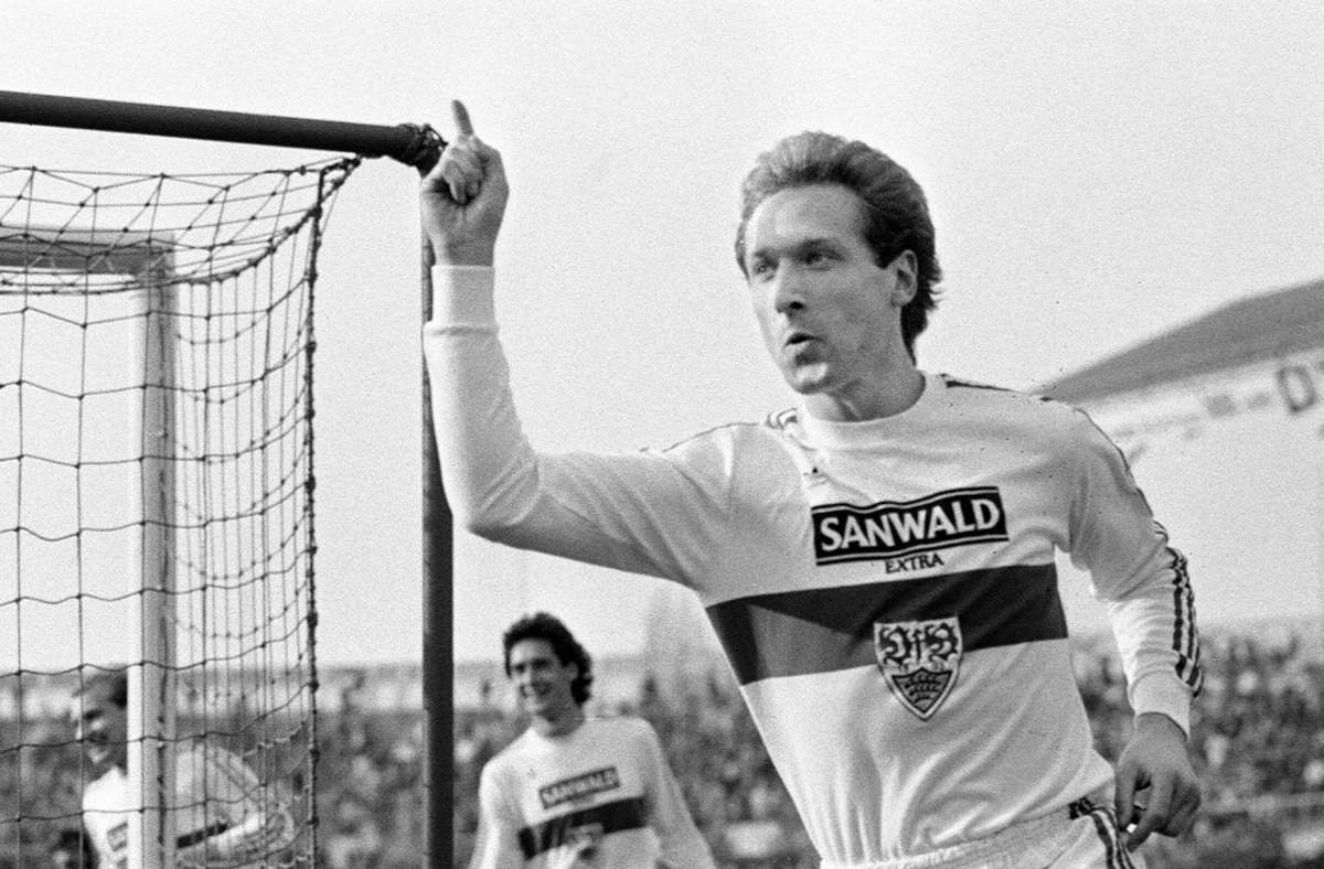 1987 lief der VfB (im Bild Andreas Müller) für kurze Zeit in Sanwald-Trikots auf – der Weizenbier-Marke von Dinkelacker.