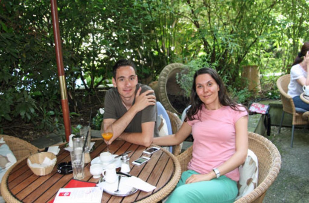 Octavian Dumitrescu und Mirela Mustata aus Bukarest sind begeistert: "Bei unserem Städtetrip durch Stuttgart sind wir zufällig auf dieses Café gestoßen - uns gefällt es hier sehr gut."