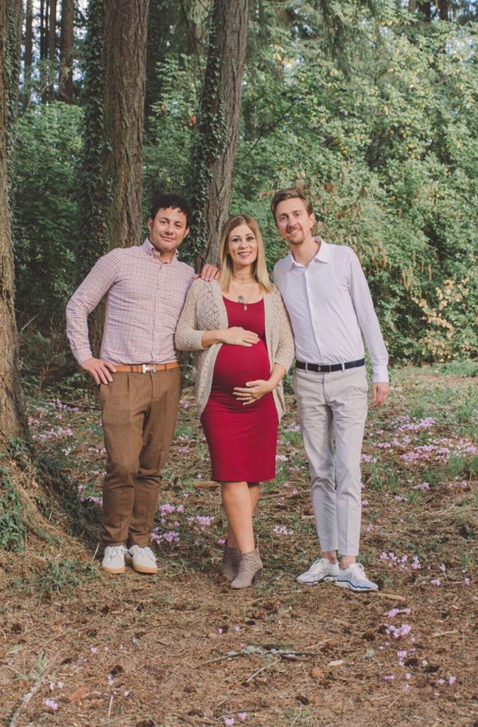 Während der Schwangerschaft: Johnny (links) und Stefan mit der Leihmutter Robin