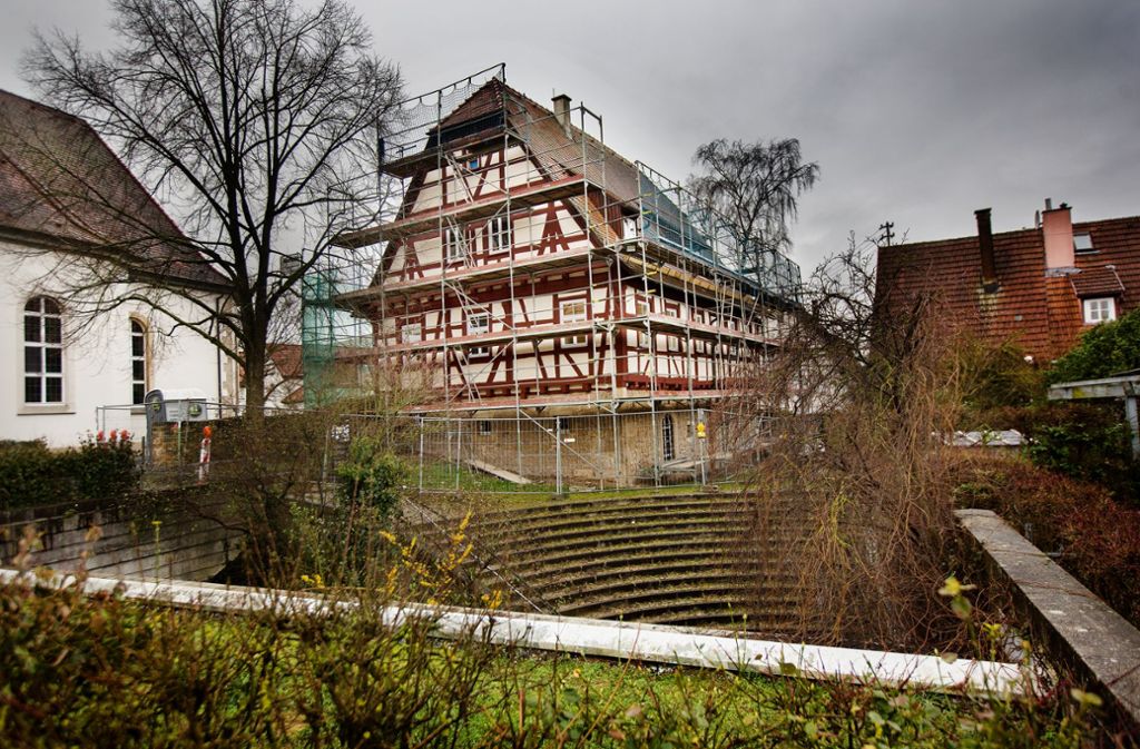Das Fachwerkhaus im Nellinger Klosterhof wird zurzeit renoviert. Die gerichtete Fassade soll nicht gleich wieder durch Taubenkot verschmutzt werden.