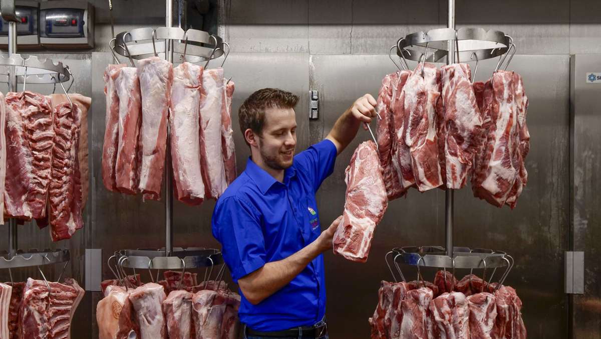  Wegen der teils miserablen Arbeitsbedingungen in Schlachthöfen hat der Ruf der Fleischindustrie gelitten. Mit der Realität in kleinen Betrieben hat das aber meist nichts zu tun. Ein Metzgermeister erklärt, warum er dieses Handwerk liebt. 